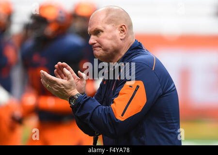 Syracuse, New York, USA. 24. Oktober 2015. Syracuse Orange Trainer Scott Shafer blickt auf eine vor dem Spiel gegen die Pittsburgh Panthers von der NCAA Football-Spiel auf Samstag, 24. Oktober 2015, bei der Carrier Dome in Syracuse, New York. Rich Barnes/CSM/Alamy Live-Nachrichten Stockfoto