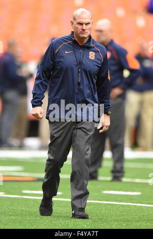 Syracuse, New York, USA. 24. Oktober 2015. Syracuse Orange Trainer Scott Shafer blickt auf eine vor dem Spiel gegen die Pittsburgh Panthers von der NCAA Football-Spiel auf Samstag, 24. Oktober 2015, bei der Carrier Dome in Syracuse, New York. Rich Barnes/CSM/Alamy Live-Nachrichten Stockfoto