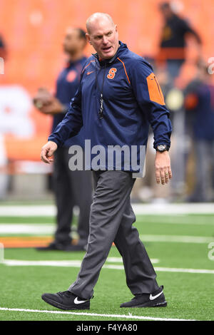 Syracuse, New York, USA. 24. Oktober 2015. Syracuse Orange Trainer Scott Shafer blickt auf eine vor dem Spiel gegen die Pittsburgh Panthers von der NCAA Football-Spiel auf Samstag, 24. Oktober 2015, bei der Carrier Dome in Syracuse, New York. Rich Barnes/CSM/Alamy Live-Nachrichten Stockfoto