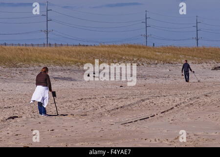 Paar Metall am Strand gesucht Stockfoto