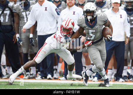 Champaign, Illinois, USA. 24. Oktober 2015. Illinois' Ke'Shawn Vaughn (5) macht einen Lauf als er sich zurück von Wisconsins Derrick Tindal (25) während der NCAA Football zog ist Spiel zwischen Wisconsin Badgers und die Fighting Illini im Memorial Stadium in Champaign, Illinois. Ryan Michalesko/CSM/Alamy Live-Nachrichten Stockfoto