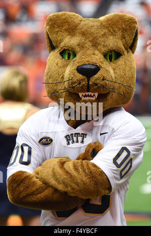Syracuse, New York, USA. 24. Oktober 2015. ROC, blickt Maskottchen für die Pittsburgh Panthers auf vor dem Spiel gegen die Syracuse Orange von der NCAA Football-Spiel auf Samstag, 24. Oktober 2015, bei der Carrier Dome in Syracuse, New York. Pittsburgh gewann das Spiel 23-20. Rich Barnes/CSM/Alamy Live-Nachrichten Stockfoto