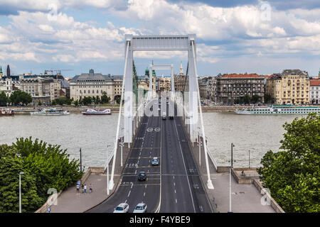 BUDAPEST - 22 Juli: Elisabethbrücke (Ungarisch: Erzsebet versteckte) verbindet die dritte neueste Brücke von Budapest, Ungarn, Buda Stockfoto