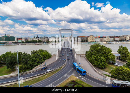 BUDAPEST - 22 Juli: Elisabethbrücke (Ungarisch: Erzsebet versteckte) verbindet die dritte neueste Brücke von Budapest, Ungarn, Buda Stockfoto