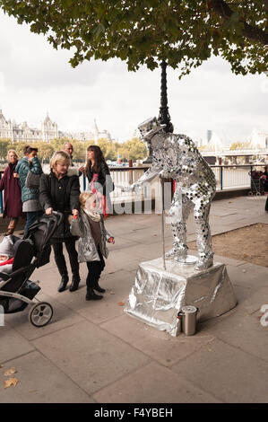 Spiegel Mann Statue Straßenkünstler in kleine reflektierende glänzenden Spiegel stehend noch als neues Artwork am Südufer beschichtet Stockfoto