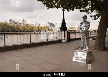 Spiegel Mann Statue Straßenkünstler in kleine reflektierende glänzenden Spiegel stehend noch als neues Artwork am Südufer beschichtet Stockfoto