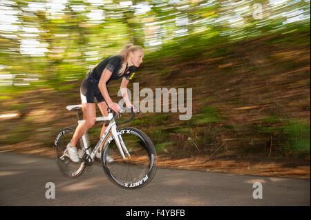 Nstige Hill Climb 120 Event ausgerichtet Straßenrennen gegen die Uhr TT steilen Feldweg konzentrierte sich auf den Weg in die Zukunft Stockfoto