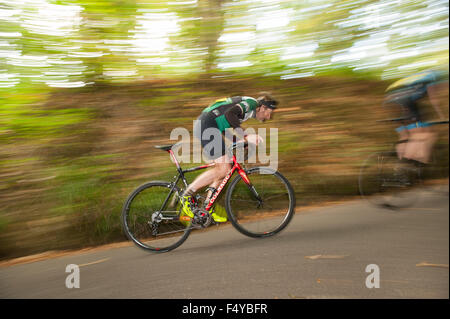 Nstige Hill Climb 120 Event ausgerichtet Straßenrennen gegen die Uhr TT steilen Feldweg konzentrierte sich auf den Weg in die Zukunft Stockfoto