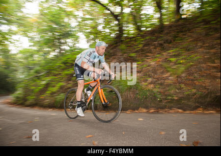 Nstige Hill Climb 120 Event ausgerichtet Straßenrennen gegen die Uhr TT steilen Feldweg konzentrierte sich auf den Weg in die Zukunft Stockfoto