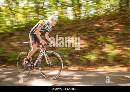 Nstige Hill Climb 120 Event ausgerichtet Straßenrennen gegen die Uhr TT steilen Feldweg konzentrierte sich auf den Weg in die Zukunft Stockfoto