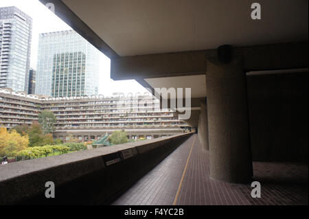 Überdachten Gehweg in der Barbican Stockfoto