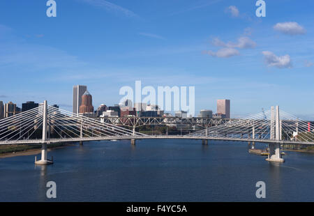 Die neueste Brücke über Portland berühmte Flussufer Stockfoto