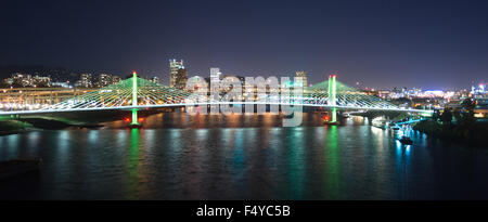 Die neueste Brücke über Portland berühmte Flussufer Stockfoto