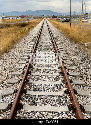 Bahngleise nach vorne, in Tripolis Stadt, Arkadia Region, Peloponnes, Griechenland, Europa. Stockfoto