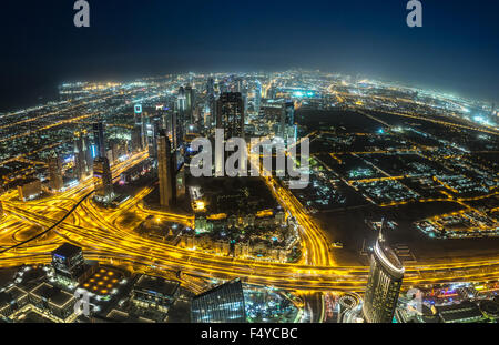 DUBAI, Vereinigte Arabische Emirate - 13 NOVEMBER: Luftaufnahme des Downtown Dubai mit Mann gemacht, See und Wolkenkratzer aus dem höchsten Gebäude der Welt Stockfoto