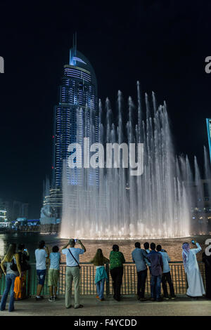 DUBAI, Vereinigte Arabische Emirate - 13 NOVEMBER: The Address Hotel in der Innenstadt von Dubai mit Blick auf den berühmten tanzenden Fontänen am 13. November 20 Stockfoto