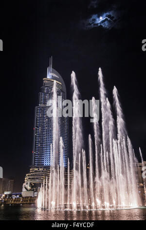 DUBAI, Vereinigte Arabische Emirate - 13 NOVEMBER: The Address Hotel in der Innenstadt von Dubai mit Blick auf den berühmten tanzenden Fontänen am 13. November 20 Stockfoto