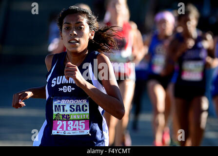 Walnut, Kalifornien, USA. 23. Oktober 2015. Des Gipfels Jennifer Sandoval konkurriert bei der Verlosung während der Mt. SAC Invitational Cross Country-treffen am Mount San Antonio College in Walnut, Kalifornien, Samstag, 24. Oktober 2015. (Foto von Keith Birmingham / Pasadena Star-News) © San Gabriel Valley Tribune/ZUMA Draht/Alamy Live-Nachrichten Stockfoto