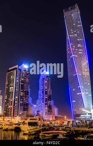 DUBAI, Vereinigte Arabische Emirate - 13 NOVEMBER: Dubai downtown Nachtszene mit Citylights, Luxus neue High-Tech-Stadt im Nahen Osten. Dubai Marina ci Stockfoto