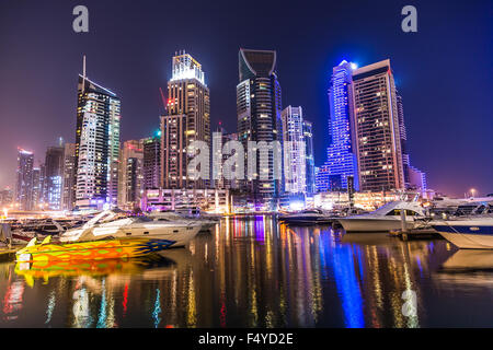 DUBAI, Vereinigte Arabische Emirate - 13 NOVEMBER: Dubai downtown Nachtszene mit Citylights, Luxus neue High-Tech-Stadt im Nahen Osten. Dubai Marina ci Stockfoto