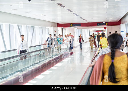 DUBAI, Vereinigte Arabische Emirate - 13 NOVEMBER: Dubai Metro als weltweit längste vollautomatische u-Bahn-Netz (75 km) am 13. November 2012 in Dubai. Stockfoto