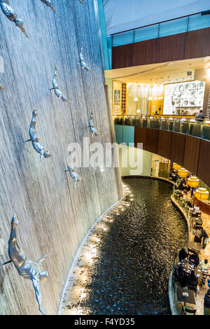 DUBAI, Vereinigte Arabische Emirate - 1. Oktober: Wasserfall in der Dubai Mall - weltweit größte Einkaufszentrum basierend auf Gesamtfläche und sechstgrößte von Brutto l Stockfoto