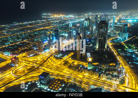 DUBAI, Vereinigte Arabische Emirate - 13 NOVEMBER: Luftaufnahme des Downtown Dubai mit Mann gemacht, See und Wolkenkratzer aus dem höchsten Gebäude der Welt Stockfoto