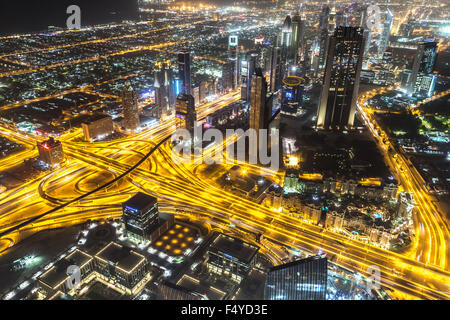 DUBAI, Vereinigte Arabische Emirate - 13 NOVEMBER: Luftaufnahme des Downtown Dubai mit Mann gemacht, See und Wolkenkratzer aus dem höchsten Gebäude der Welt Stockfoto