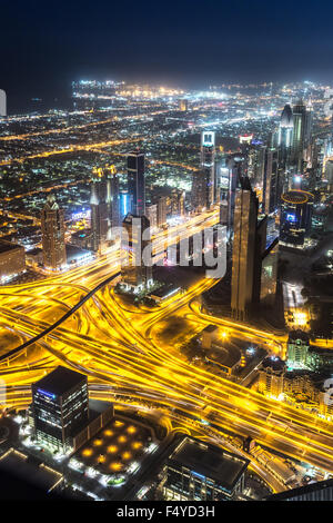 DUBAI, Vereinigte Arabische Emirate - 13 NOVEMBER: Luftaufnahme des Downtown Dubai mit Mann gemacht, See und Wolkenkratzer aus dem höchsten Gebäude der Welt Stockfoto