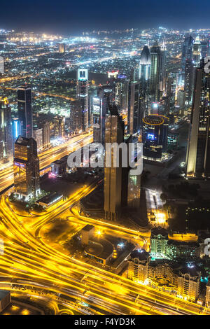 DUBAI, Vereinigte Arabische Emirate - 13 NOVEMBER: Luftaufnahme des Downtown Dubai mit Mann gemacht, See und Wolkenkratzer aus dem höchsten Gebäude der Welt Stockfoto