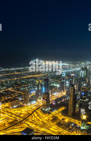 DUBAI, Vereinigte Arabische Emirate - 13 NOVEMBER: Luftaufnahme des Downtown Dubai mit Mann gemacht, See und Wolkenkratzer aus dem höchsten Gebäude der Welt Stockfoto