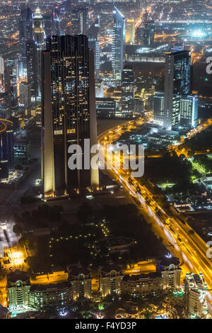 DUBAI, Vereinigte Arabische Emirate - 13 NOVEMBER: Luftaufnahme des Downtown Dubai mit Mann gemacht, See und Wolkenkratzer aus dem höchsten Gebäude der Welt Stockfoto