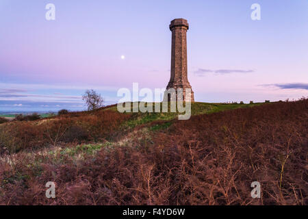 Hardys Denkmal, Portesham, Dorset, UK.  24. Oktober 2015.  UK-Wetter - Clearing-Himmel bei Hardys Denkmal nach einem Tag voller bewölkten und feuchten Wetter.  Das markante Denkmal soll aussehen wie ein Marine Fernglas entstand 1844 in Erinnerung an Vizeadmiral Sir Thomas Masterman Hardy, Flagge Kapitän der HMS Victory - Bildnachweis: Graham Hunt/Alamy Live News Stockfoto