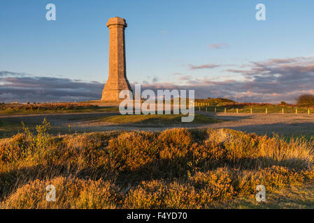 Hardys Denkmal, Portesham, Dorset, UK.  24. Oktober 2015.  UK-Wetter - Clearing-Himmel bei Hardys Denkmal nach einem Tag voller bewölkten und feuchten Wetter.  Das markante Denkmal soll aussehen wie ein Marine Fernglas entstand 1844 in Erinnerung an Vizeadmiral Sir Thomas Masterman Hardy, Flagge Kapitän der HMS Victory - Bildnachweis: Graham Hunt/Alamy Live News Stockfoto