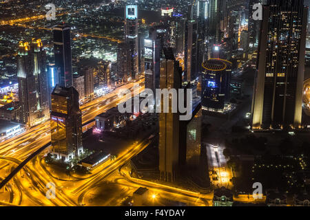 DUBAI, Vereinigte Arabische Emirate - 13 NOVEMBER: Luftaufnahme des Downtown Dubai mit Mann gemacht, See und Wolkenkratzer aus dem höchsten Gebäude der Welt Stockfoto