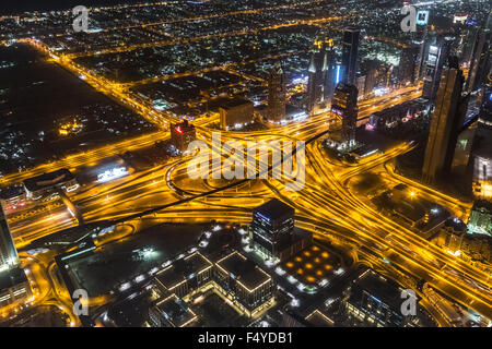 DUBAI, Vereinigte Arabische Emirate - 13 NOVEMBER: Luftaufnahme des Downtown Dubai mit Mann gemacht, See und Wolkenkratzer aus dem höchsten Gebäude der Welt Stockfoto