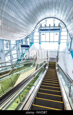 DUBAI, Vereinigte Arabische Emirate - 13 NOVEMBER: Dubai Metro als weltweit längste vollautomatische u-Bahn-Netz (75 km). Automatische Treppen bei Dubai Metro Stockfoto