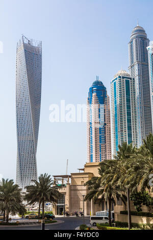 DUBAI, Vereinigte Arabische Emirate - 13 NOVEMBER: Moderne Gebäude in Dubai Marina, Dubai, Vereinigte Arabische Emirate. In der Stadt der künstlichen Kanal Länge von 3 km Stockfoto