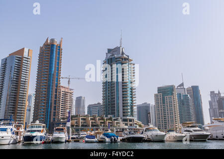 DUBAI, Vereinigte Arabische Emirate - 13 NOVEMBER: Moderne Gebäude in Dubai Marina, Dubai, Vereinigte Arabische Emirate. In der Stadt der künstlichen Kanal Länge von 3 km Stockfoto