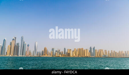 DUBAI, Vereinigte Arabische Emirate - 13 NOVEMBER: Moderne Gebäude in Dubai Marina, Dubai, Vereinigte Arabische Emirate. In der Stadt der künstlichen Kanal Länge von 3 km Stockfoto