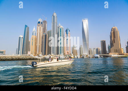 DUBAI, Vereinigte Arabische Emirate - 13 NOVEMBER: Moderne Gebäude in Dubai Marina, Dubai, Vereinigte Arabische Emirate. In der Stadt der künstlichen Kanal Länge von 3 km Stockfoto