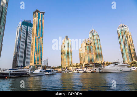 DUBAI, Vereinigte Arabische Emirate - 13 NOVEMBER: Moderne Gebäude in Dubai Marina, Dubai, Vereinigte Arabische Emirate. In der Stadt der künstlichen Kanal Länge von 3 km Stockfoto