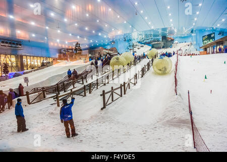 DUBAI, Vereinigte Arabische Emirate - APRIL 6: Ski am 6. April 2013 in Dubai. Ski Dubai--ist eine Skihalle mit 22.500 Quadratmetern der Skihalle Stockfoto