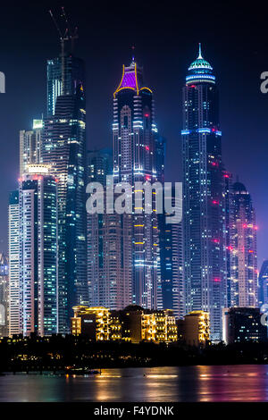 DUBAI, Vereinigte Arabische Emirate - 13 NOVEMBER: Moderne Gebäude in Dubai Marina, Dubai, Vereinigte Arabische Emirate. In der Stadt der künstlichen Kanal Länge von 3 km Stockfoto