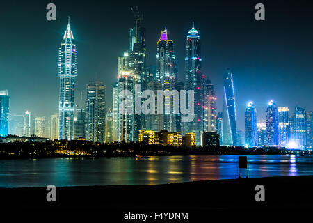 DUBAI, Vereinigte Arabische Emirate - 13 NOVEMBER: Moderne Gebäude in Dubai Marina, Dubai, Vereinigte Arabische Emirate. In der Stadt der künstlichen Kanal Länge von 3 km Stockfoto