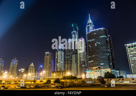 DUBAI, Vereinigte Arabische Emirate - 13 NOVEMBER: Dubai downtown Nachtszene mit Citylights, Luxus neue High-Tech-Stadt im Nahen Osten. Dubai Marina ci Stockfoto