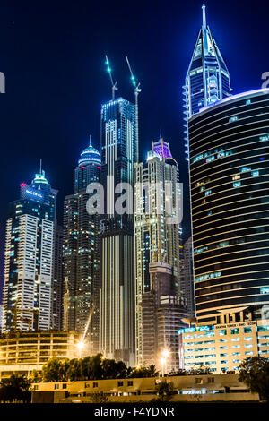 DUBAI, Vereinigte Arabische Emirate - 13 NOVEMBER: Dubai downtown Nachtszene mit Citylights, Luxus neue High-Tech-Stadt im Nahen Osten. Dubai Marina ci Stockfoto