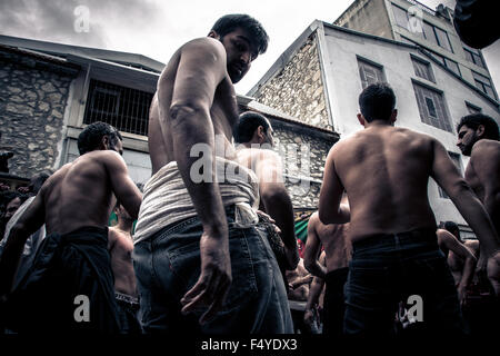 Schiitische Muslime versammeln sich in Piräus zur Feier des Tages der Ashura, in Athen, Griechenland. Am Tag von Ashura wird als ein Tag der Trauer für das Martyrium von Husayn ibn Ali, Enkel des Propheten Muhammad von Schiiten gefeiert. (Foto von Chrissa Giannakoudi / Pacific Press) Stockfoto