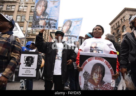 Demonstranten mit "Gerechtigkeit für Justus" Zeichen auf der Sixth Avenue. Mehr als tausend Aktivisten marschierten im Namen der Familien der Opfer von angeblicher Polizeigewalt in "Rise Up Oktober". (Foto: Andy Katz / Pacific Press) Stockfoto