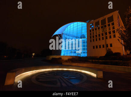 Washington, DC, USA. 24. Oktober 2015. United States Institute of Peace leuchtet blau des 70. Jahrestags der Vereinten Nationen in Washington, D.C., Hauptstadt der Vereinigten Staaten, 24. Oktober 2015. Bildnachweis: Bao Dandan/Xinhua/Alamy Live-Nachrichten Stockfoto